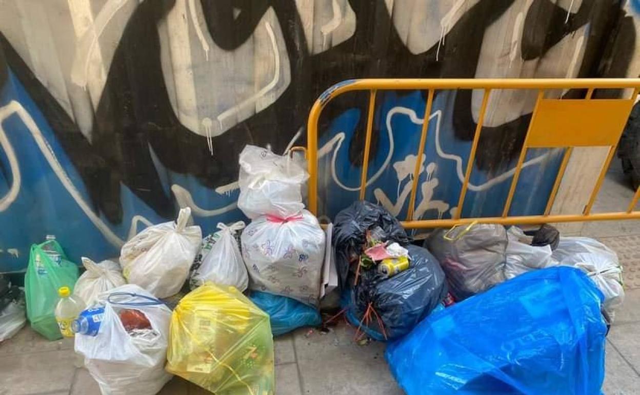 La Calle Carreter A Se Llena De Bolsas De Basura Tiradas En El Suelo